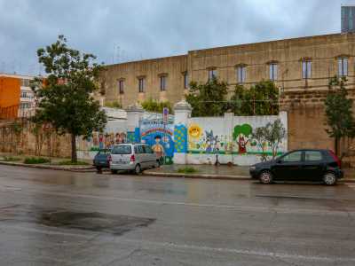 La pi� antica scuola privata laica della citt� � la Casa dei Bambini Pinuccia Modugno (1946). E' situata in corso De Tullio, di fronte al Porto e accanto all�ex convento di Santa Chiara